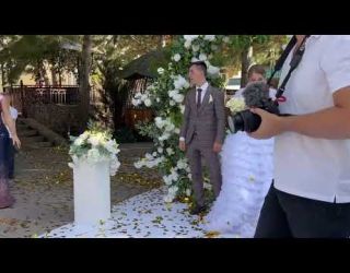 Золотое конфетти на свадьбе