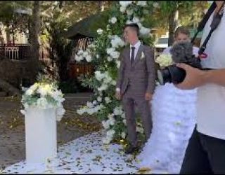 Золотое конфетти на свадьбе