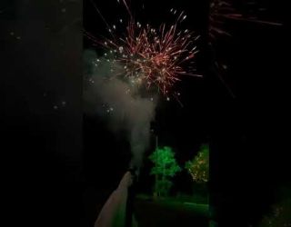 Запуск фейерверка на свадьбе