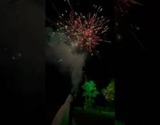 Запуск фейерверка на свадьбе