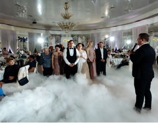 Дым в помещении для танца молодых