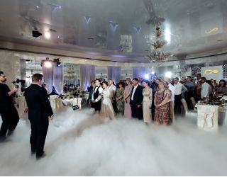 Дым в помещении для танца молодых