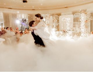 Снег и тяжелый дым, сценические фонтаны